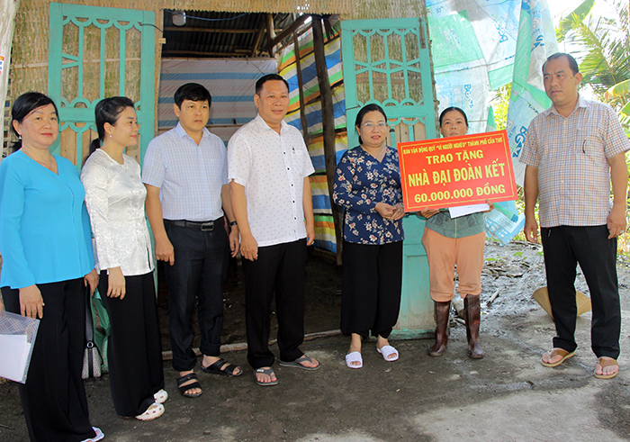 Lãnh đạo Ủy ban MTTQVN thành phố thăm, hỗ trợ hộ dân bị ảnh hưởng do triều cường tại phường Long Mỹ và xã Vị Thủy