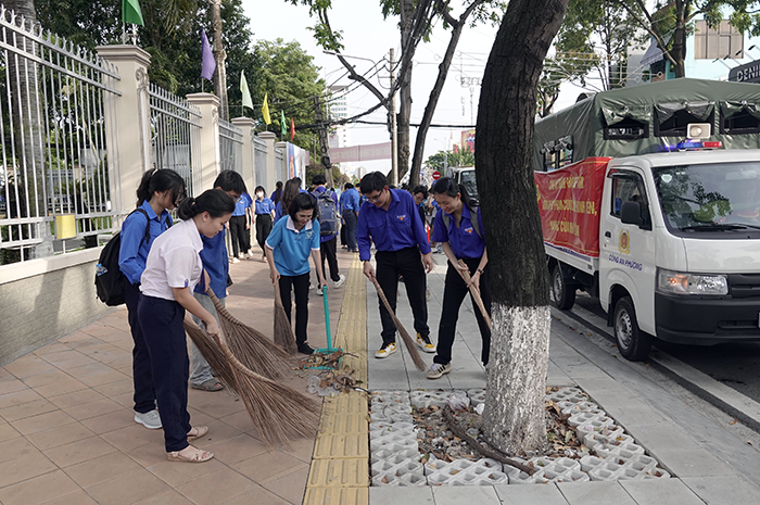 Đoàn phường Ninh Kiều tham gia vệ sinh môi trường, chỉnh trang đô thị