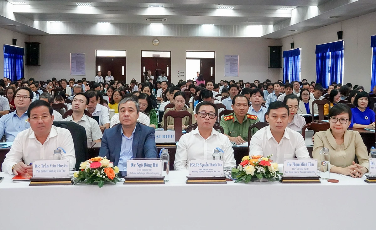 Đổi mới căn bản, toàn diện chương trình, giáo trình lý luận chính trị trong tình hình mới