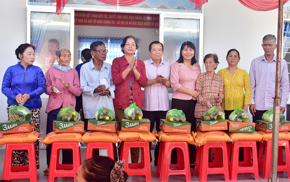 Khám bệnh, tư vấn, cấp thuốc miễn phí cho 350 gia đình tại xã Hồ Đắc Kiện