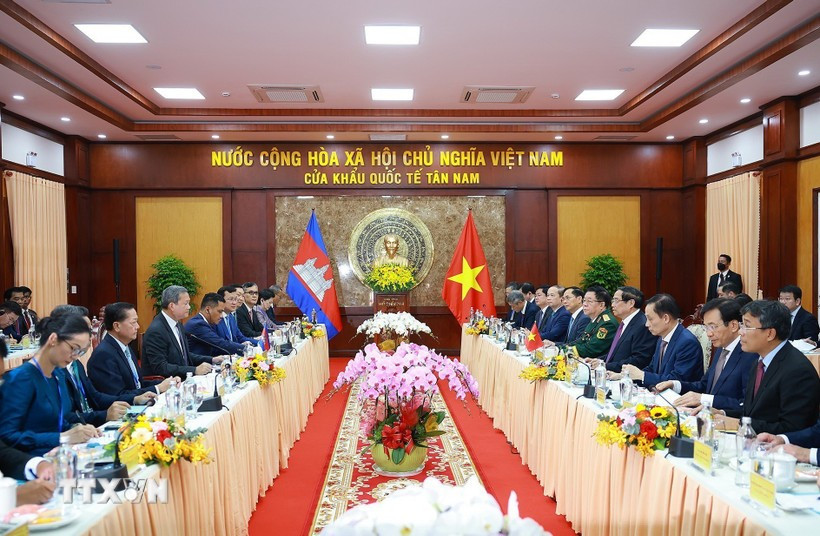 Vietnamese, Cambodian PMs hold talks, highlight importance of peaceful border