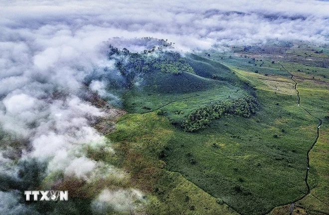 Khám phá vẻ đẹp hoang sơ của hang động C9 giữa lòng núi lửa Nâm Blang