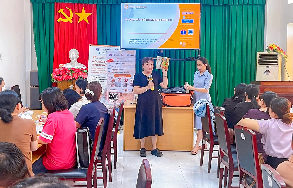 Cán bộ y tế được đào tạo về kỹ năng làm cha mẹ tích cực