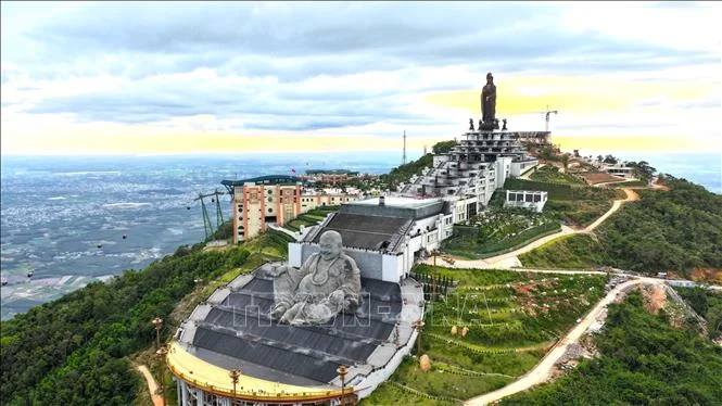 Khởi động lại các hoạt động leo núi, dã ngoại tại núi Bà Đen