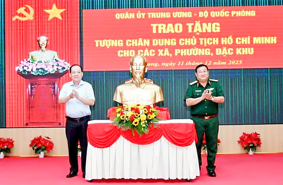 Tặng tượng chân dung Chủ tịch Hồ Chí Minh cho các xã, phường, đặc khu thuộc tỉnh An Giang
