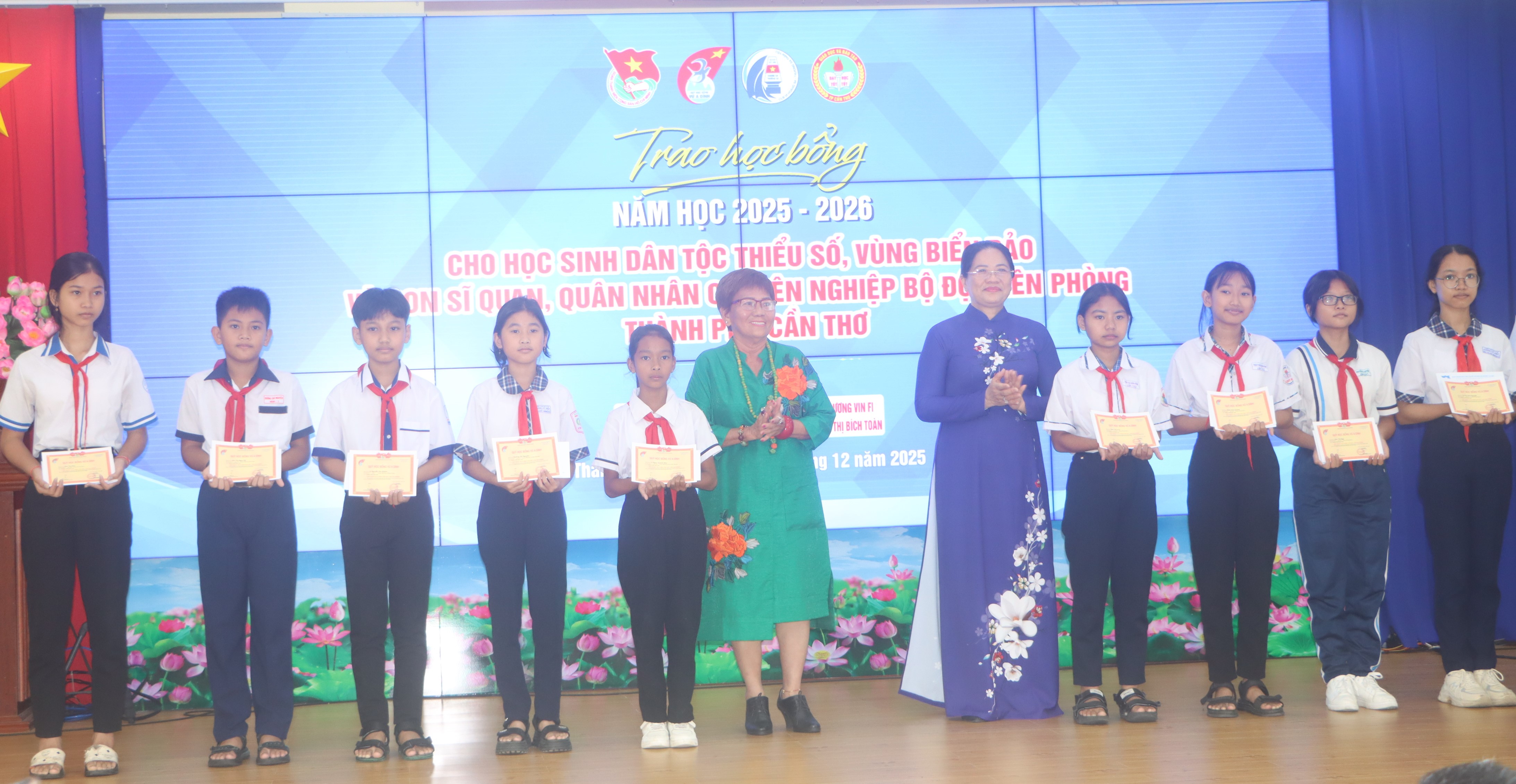 ជូនអាហារូបករណ៍១៣៥ចំណែកដល់សិស្សានុសិស្សជនជាតិភាគតិច ដែលមានស្ថានភាពលំបាក