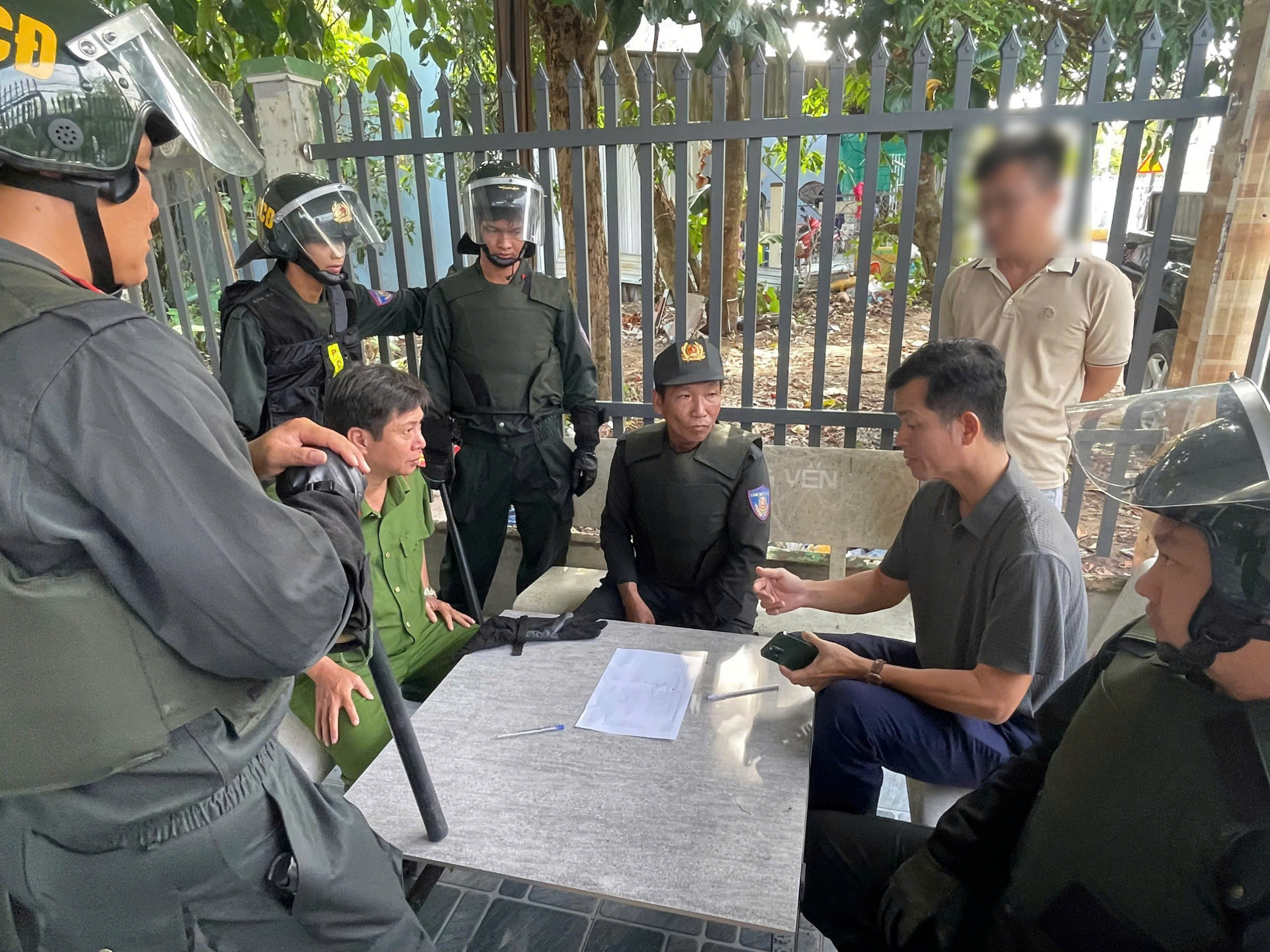 Bắt giữ đối tượng manh động, cố thủ, chống người thi hành công vụ