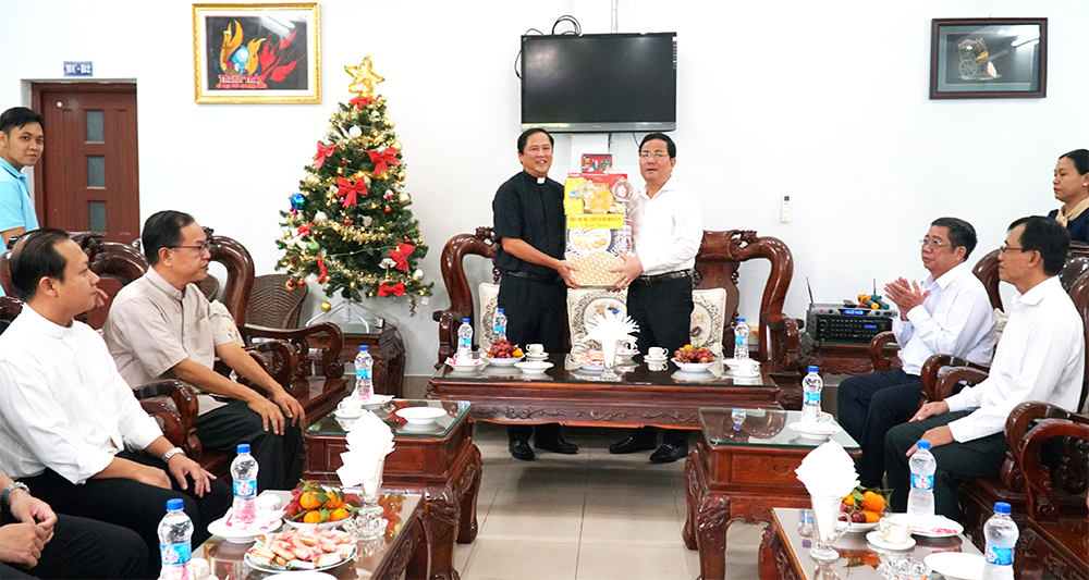 Lãnh đạo TP. Cần Thơ đến thăm, chúc mừng Trung tâm Mục vụ Giáo phận Cần Thơ và các giáo xứ