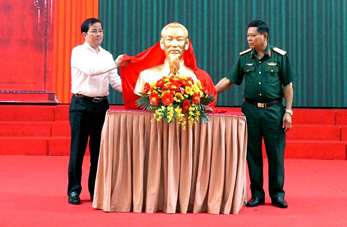 គណៈកម្មាធិការបក្សយោធាមជ្ឈិម ក្រសួងការពារជាតិ ជូនឆាយាល័ក្ខណ៍ប្រធានហូជីមិញ ដល់ឃុំ សង្កាត់នានានៅទីក្រុងកឹងធើ