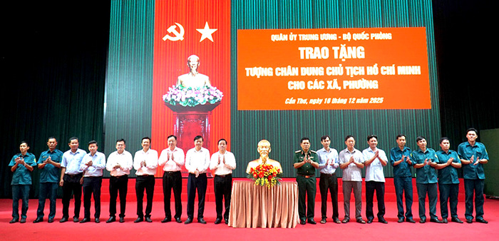 គណៈកម្មាធិការបក្សយោធាមជ្ឈិម ក្រសួងការពារជាតិ ជូនឆាយាល័ក្ខណ៍ប្រធានហូជីមិញ ដល់ឃុំ សង្កាត់នានានៅទីក្រុងកឹងធើ