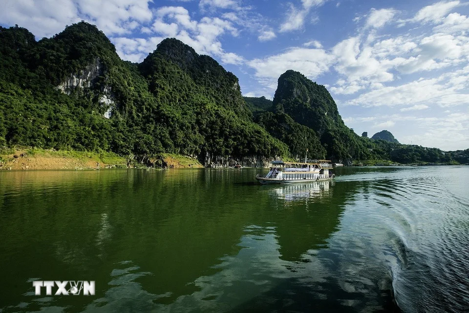 Chiêm ngưỡng vẻ đẹp hùng vĩ và thơ mộng của hồ Hòa Bình