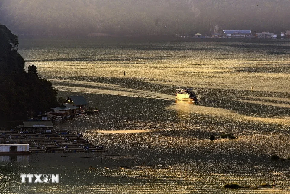 Chiêm ngưỡng vẻ đẹp hùng vĩ và thơ mộng của hồ Hòa Bình