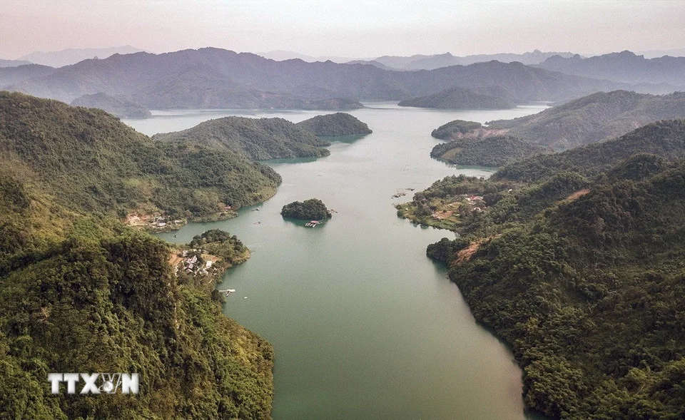 Chiêm ngưỡng vẻ đẹp hùng vĩ và thơ mộng của hồ Hòa Bình