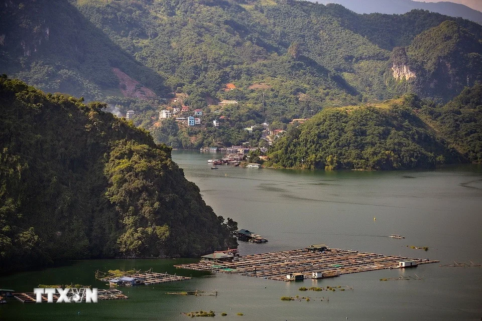 Chiêm ngưỡng vẻ đẹp hùng vĩ và thơ mộng của hồ Hòa Bình