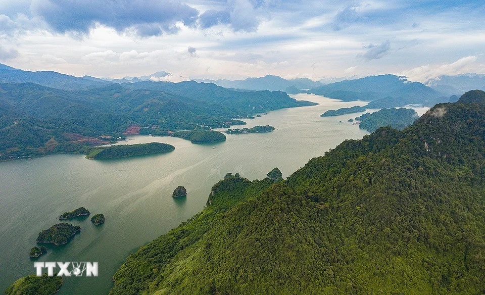 Chiêm ngưỡng vẻ đẹp hùng vĩ và thơ mộng của hồ Hòa Bình