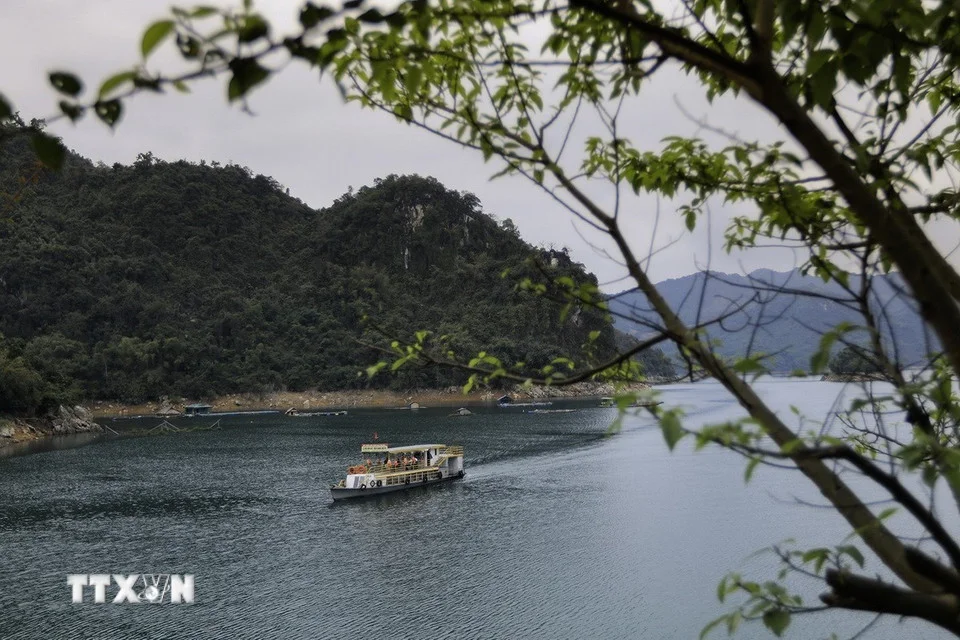 Chiêm ngưỡng vẻ đẹp hùng vĩ và thơ mộng của hồ Hòa Bình