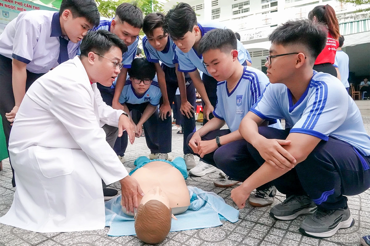 Trò chuyện cùng nam sinh lớp 12 sáng lập dự án AidFirst - phổ cập kiến thức sơ cấp cứu trong cộng đồng