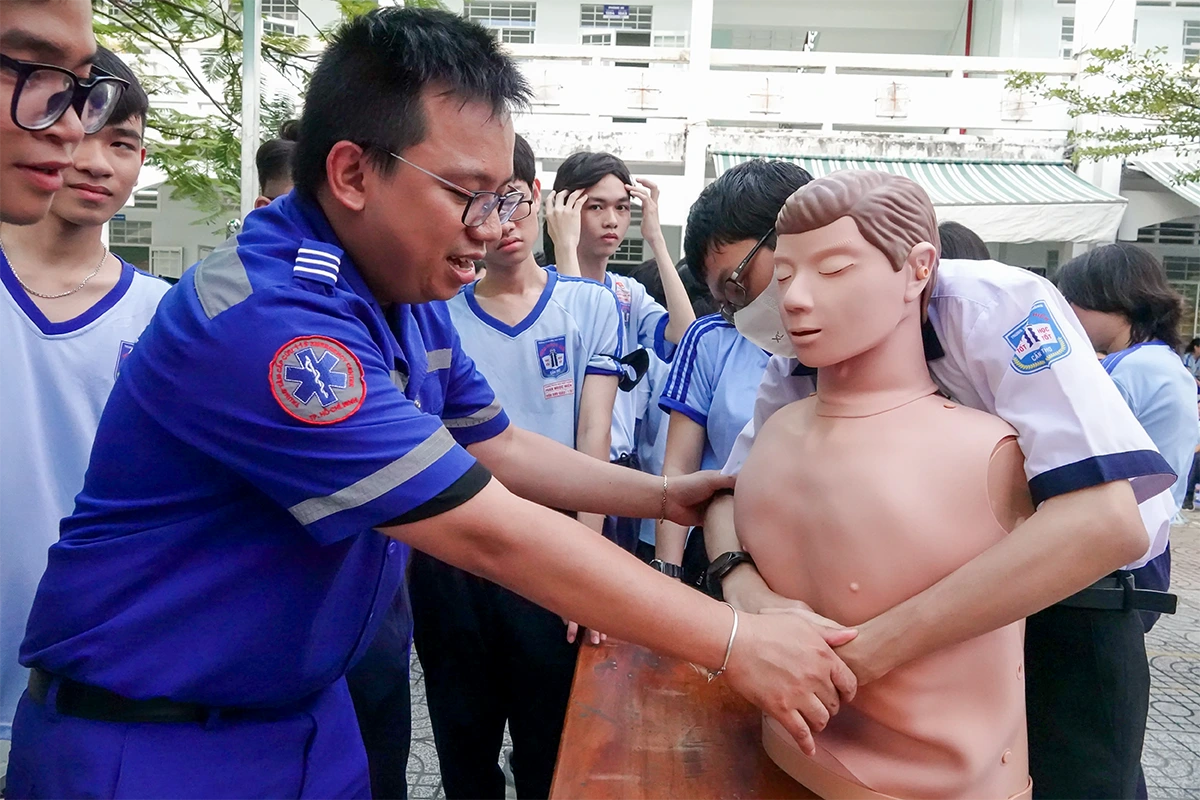 Trò chuyện cùng nam sinh lớp 12 sáng lập dự án AidFirst - phổ cập kiến thức sơ cấp cứu trong cộng đồng