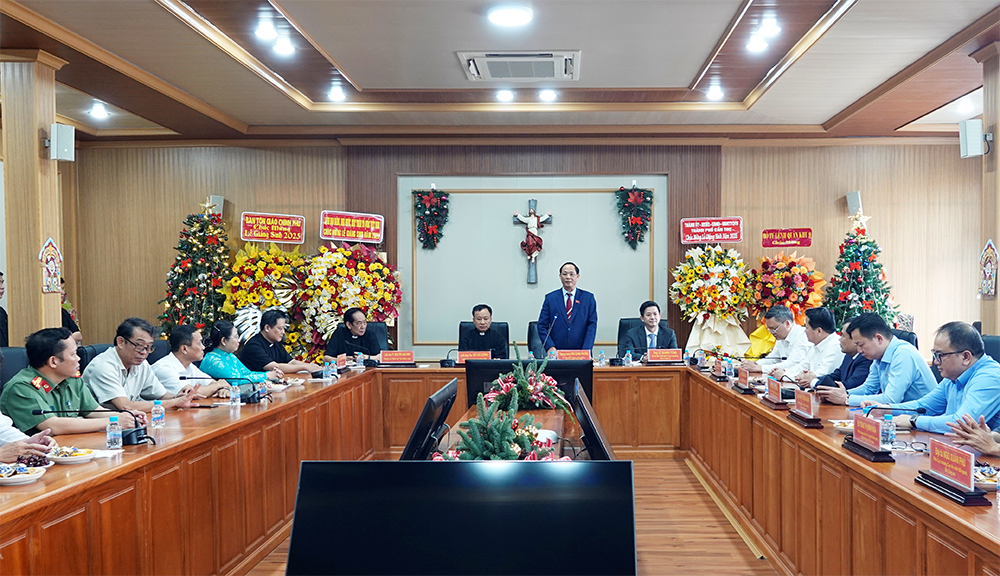 Phó Chủ tịch Quốc hội Trần Quang Phương chúc mừng Giáng sinh tại Tòa Giám mục Giáo phận Cần Thơ