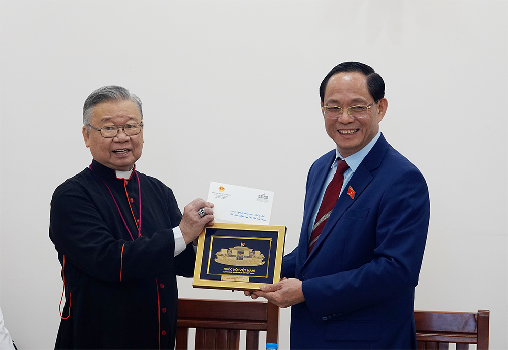 Phó Chủ tịch Quốc hội Trần Quang Phương chúc mừng Giáng sinh tại Tòa Giám mục Giáo phận Cần Thơ