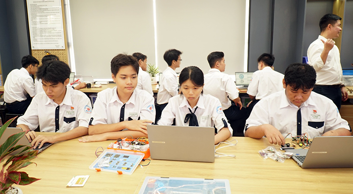 Khánh thành Phòng thực hành giáo dục STEM tại Trường THPT Chuyên Lý Tự Trọng