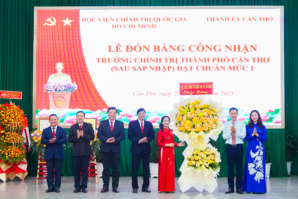 Trường Chính trị TP Cần Thơ đón Bằng Công nhận đạt chuẩn mức 1