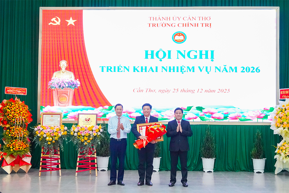 Trường Chính trị TP Cần Thơ đón Bằng Công nhận đạt chuẩn mức 1