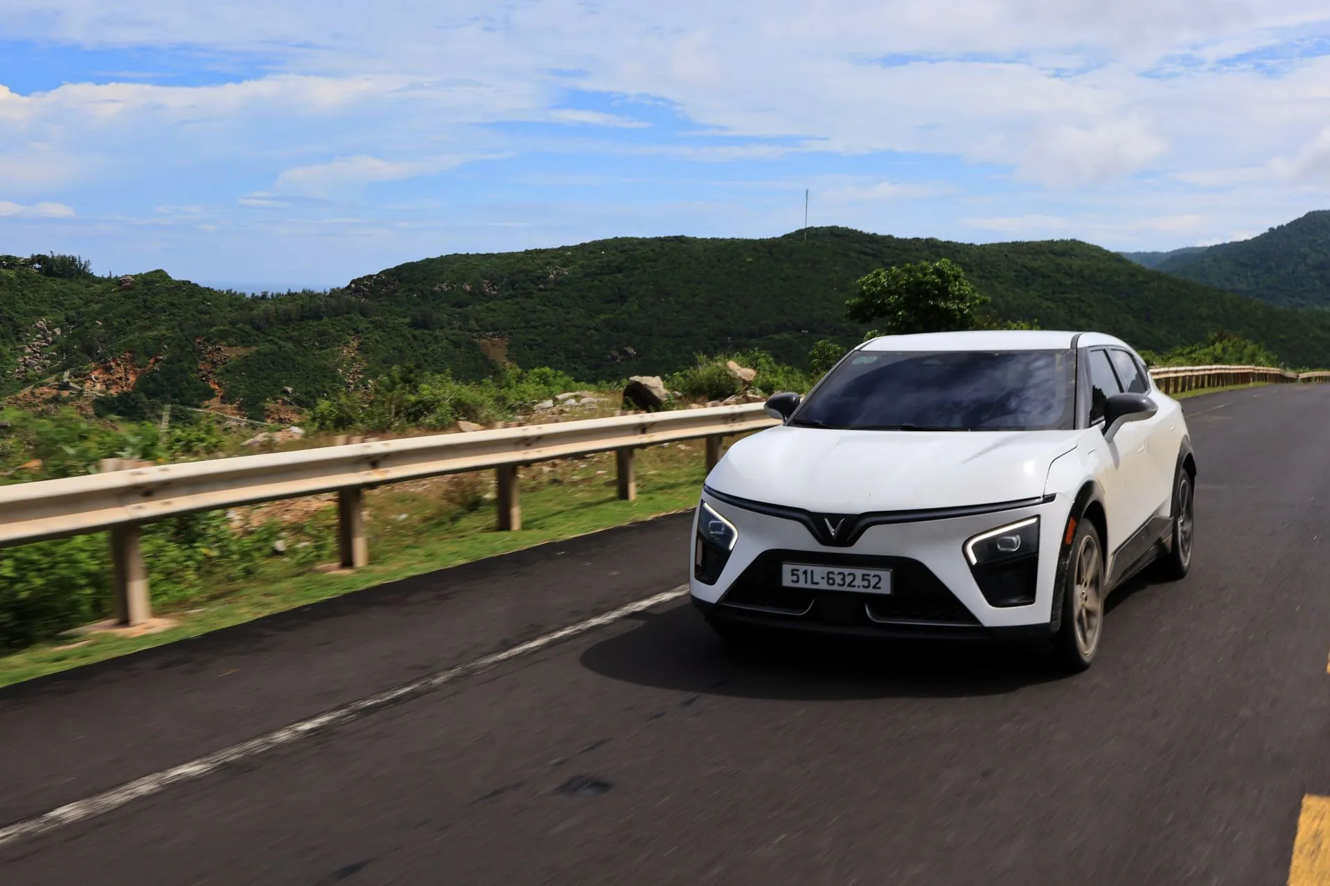 VinFast VF 7 - Xe chất chơi, mạnh, đầy công nghệ với giá “cực đẹp” nhờ loạt ưu đãi hấp dẫn