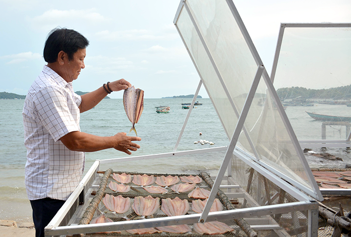 Hối hả làng khô An Giang vào vụ Tết