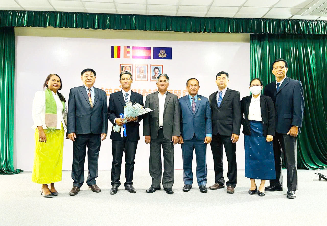 គ្រូឧទ្ទេសជនជាតិខ្មែរការពារនិក្ខេបបទបណ្ឌិតនៅប្រទេសក្រៅបានជោគជ័យ