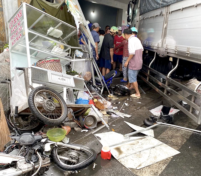 Xe tải lao vào nhà dân, 3 người bị thương