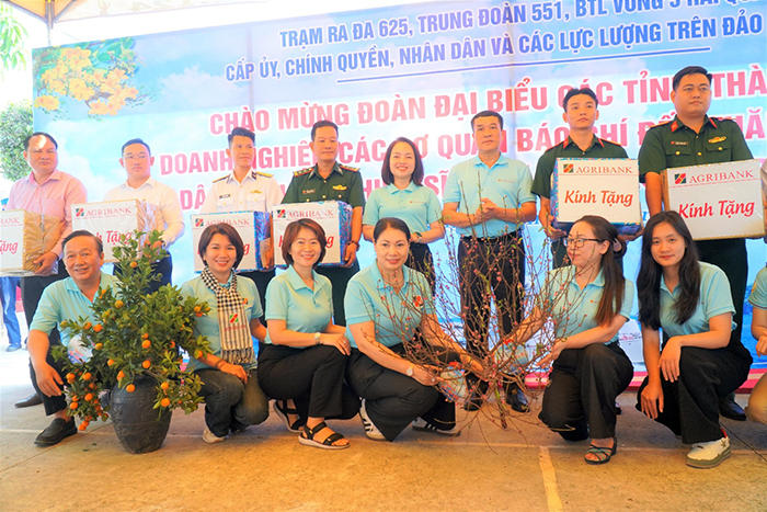 Đoàn đại biểu TP Cần Thơ thăm, chúc Tết cán bộ, chiến sĩ và các lực lượng trên đảo Hòn Đốc