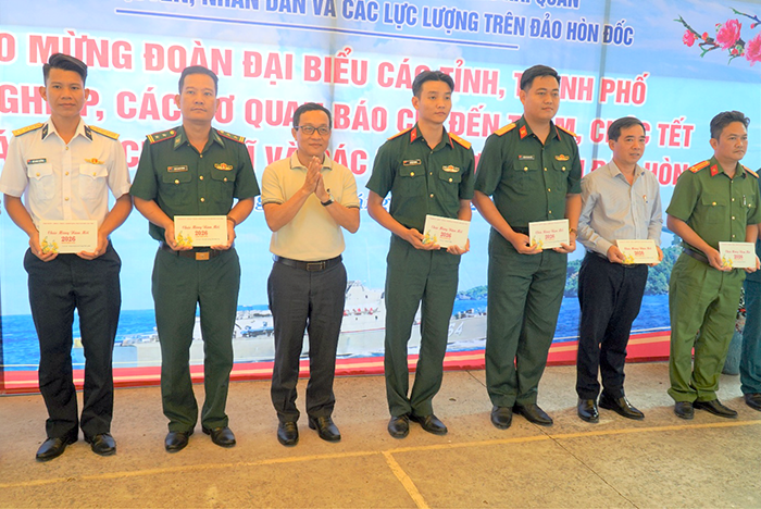 Đoàn đại biểu TP Cần Thơ thăm, chúc Tết cán bộ, chiến sĩ và các lực lượng trên đảo Hòn Đốc