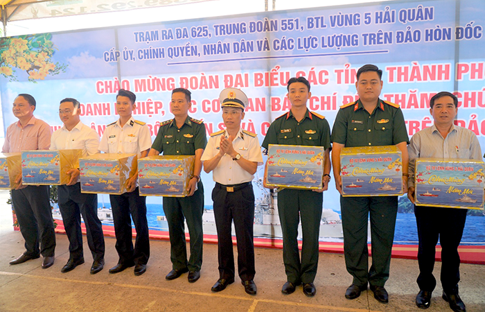 Đoàn đại biểu TP Cần Thơ thăm, chúc Tết cán bộ, chiến sĩ và các lực lượng trên đảo Hòn Đốc