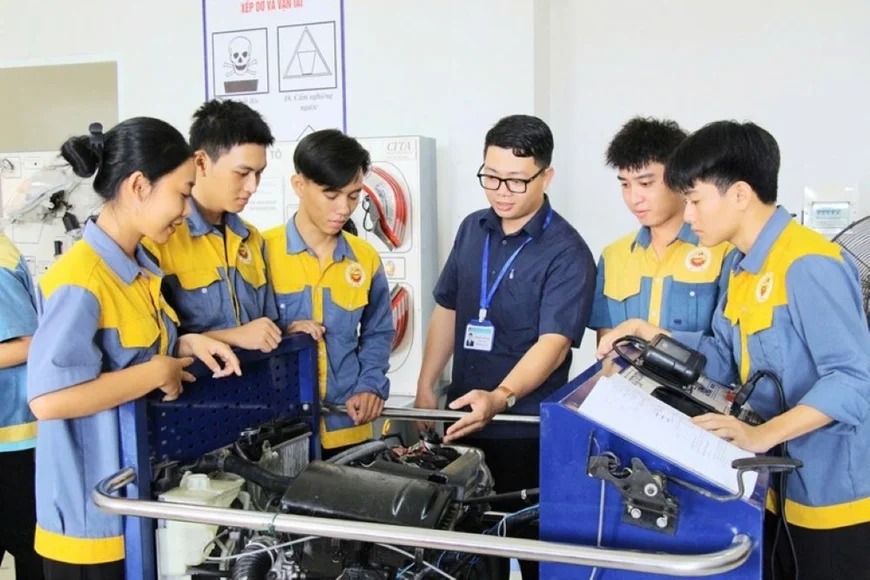 Bài 12: Giáo dục nghề nghiệp - mạch nối đào tạo và thị trường lao động