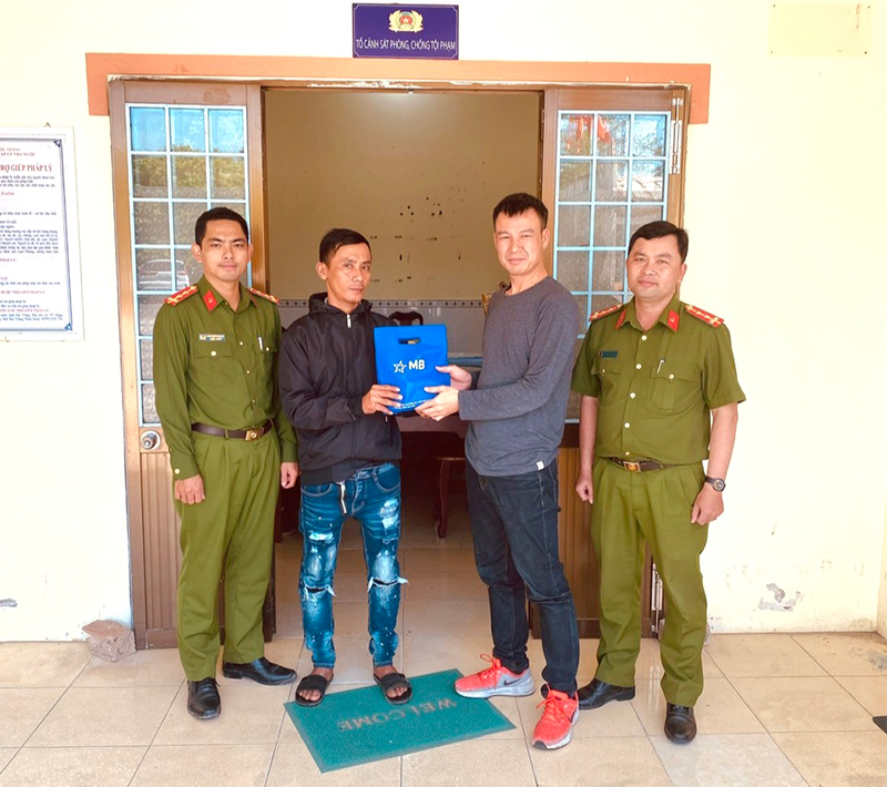 Công an xã Tài Văn trao trả hơn 5 tỉ đồng cho người chuyển khoản nhầm