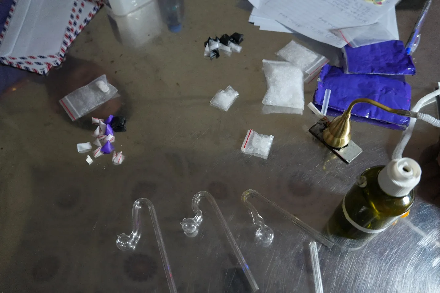 Bắt quả tang đối tượng bán ma túy trước cửa nhà