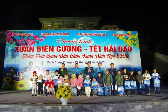 Tết sớm cùng quân và dân đặc khu Bạch Long Vĩ