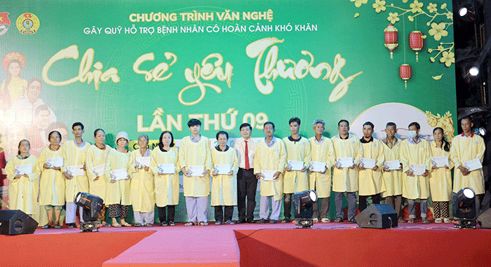 កម្មវិធី "ចែករំលែកក្តីស្រឡាញ់" លើកទី ៩ ចលនាទឹកប្រាក់បានជាង ២,៤ ពាន់លានដុង សម្រាប់ឧបត្ថម្ភអ្នកជំងឺមានស្ថានភាពលំបាក