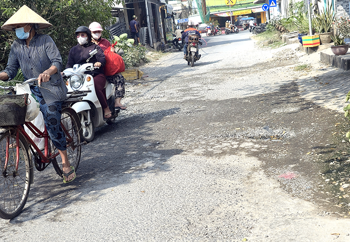 Đường Đoàn Thị Điểm xuống cấp, người dân bất an khi lưu thông