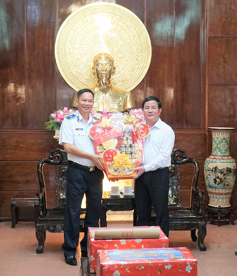 គណៈកម្មាធិការបក្ស អគ្គមេបញ្ជារដ្ឋានតំបន់ប៉ូលីសសមុទ្រ៤ ជូនពរបុណ្យចូលឆ្នាំថ្មីនៅគណៈកម្មាធិការបក្សទីក្រុងកឹងធើ