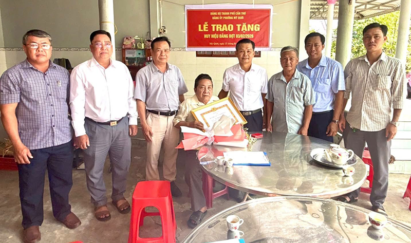 Phường Mỹ Quới trao huy hiệu Đảng cho các đảng viên