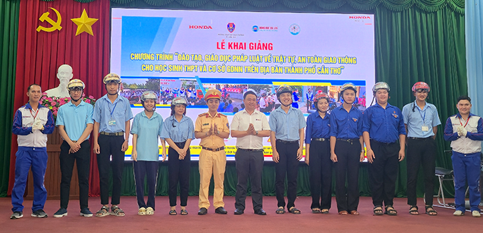 Giáo dục kiến thức pháp luật về an toàn giao thông và hướng dẫn kỹ năng lái xe máy an toàn