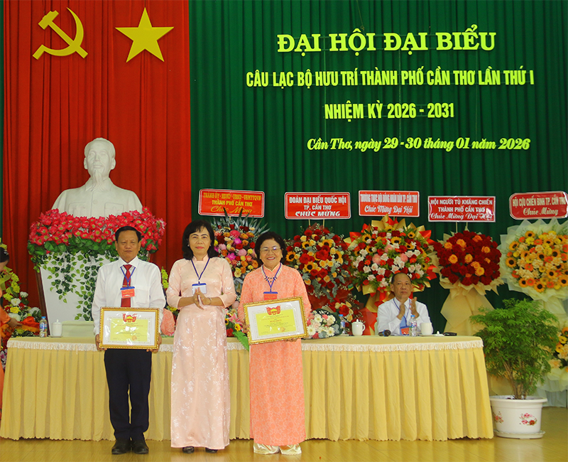 Bà Nguyễn Thị Huệ Chi, Phó Chủ tịch Ủy ban MTTQVN TP Cần Thơ tặng bằng khen đến các tập thể và cá nhân đã có thành tích xuất sắc trong công tác mặt trận năm 2025.