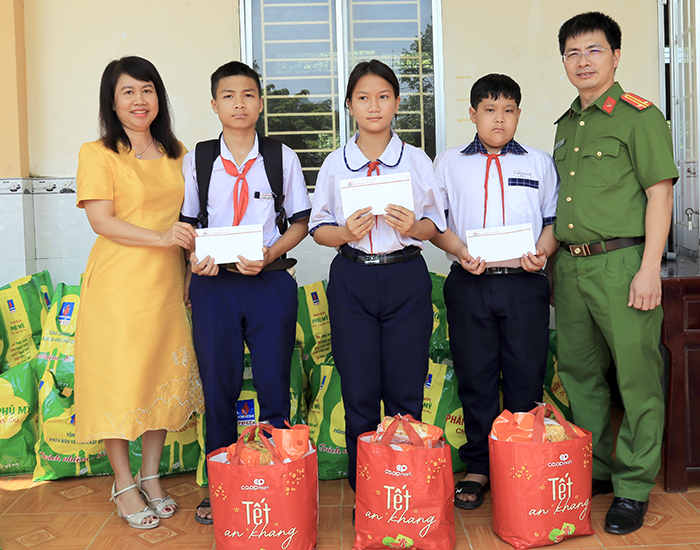 Gần 170 phần quà Tết đến tay hộ cận nghèo, khó khăn xã Trường Thành