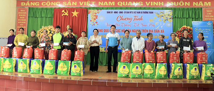 Gần 170 phần quà Tết đến tay hộ cận nghèo, khó khăn xã Trường Thành
