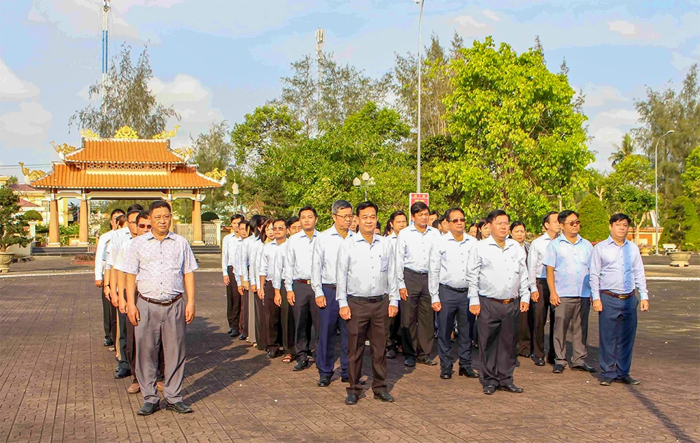 Viếng Đền thờ Chủ tịch Hồ Chí Minh và sinh hoạt chuyên đề tại xã An Thạnh