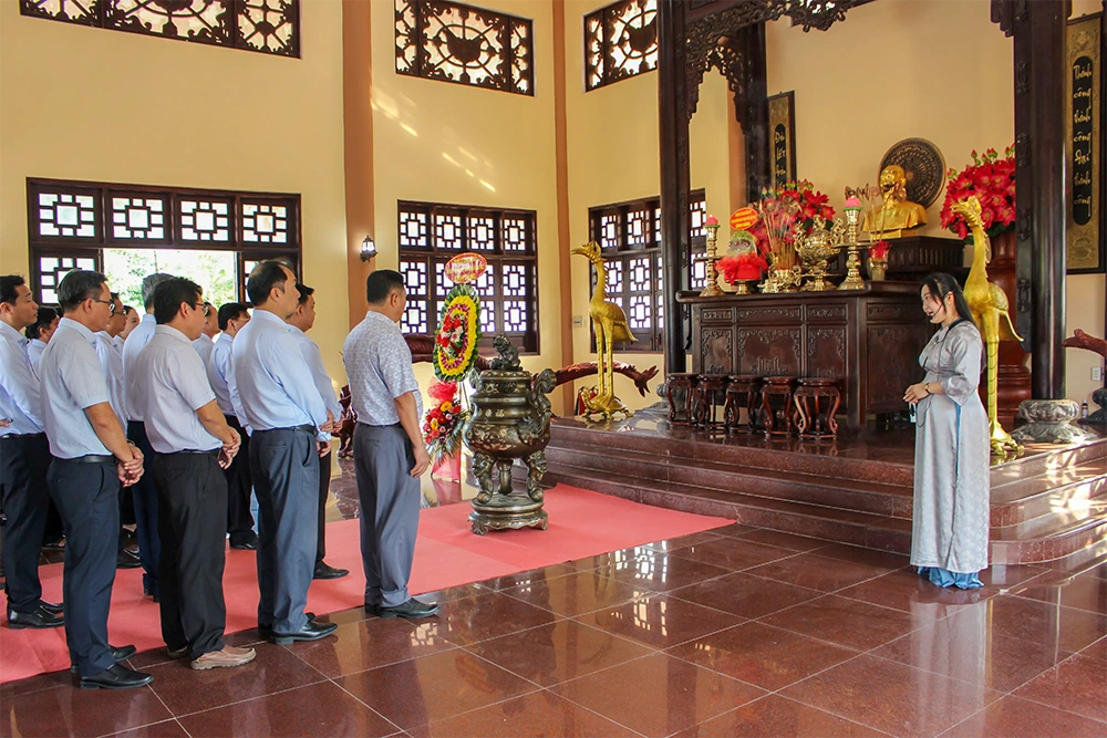 Viếng Đền thờ Chủ tịch Hồ Chí Minh và sinh hoạt chuyên đề tại xã An Thạnh