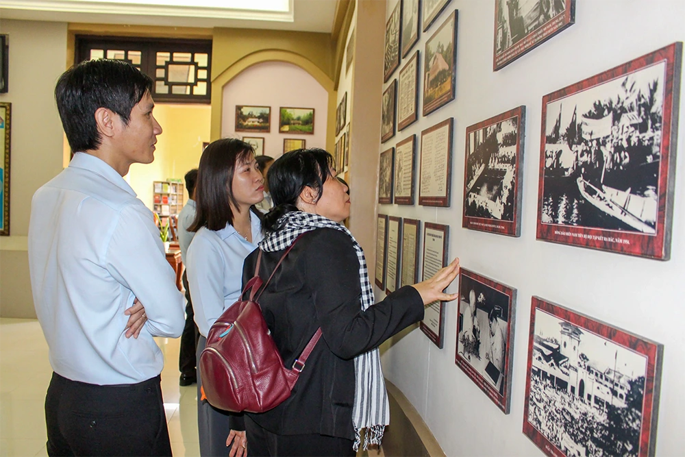 Viếng Đền thờ Chủ tịch Hồ Chí Minh và sinh hoạt chuyên đề tại xã An Thạnh