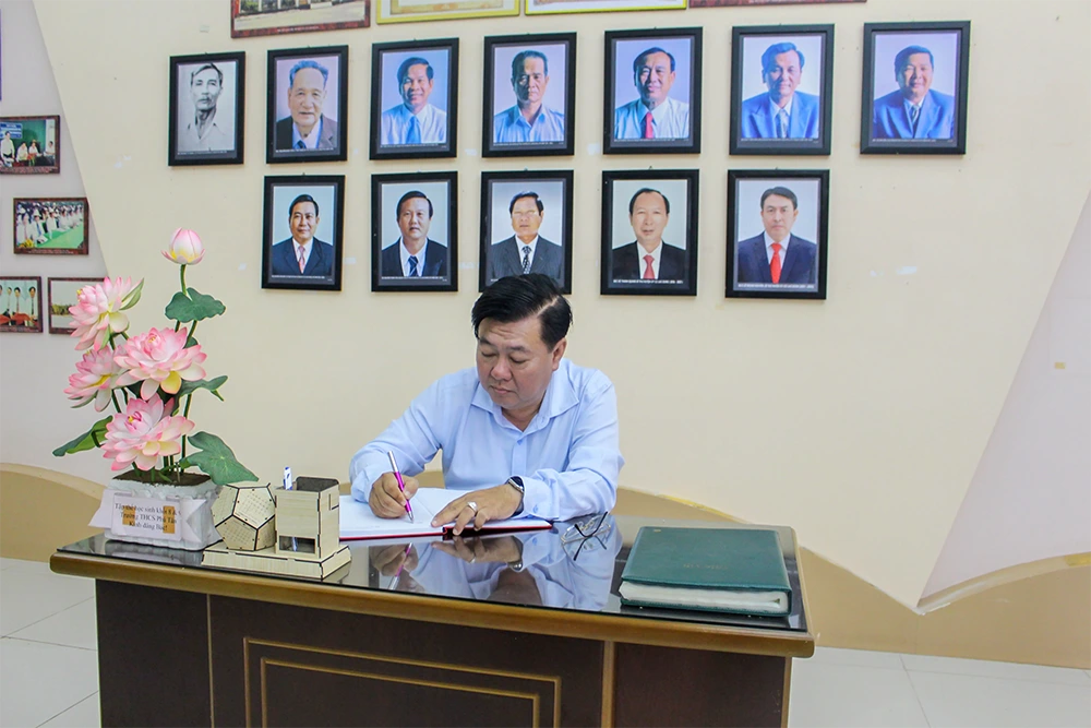 Viếng Đền thờ Chủ tịch Hồ Chí Minh và sinh hoạt chuyên đề tại xã An Thạnh